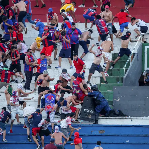 Suspendido el clásico paraguayo por violencia - EFE