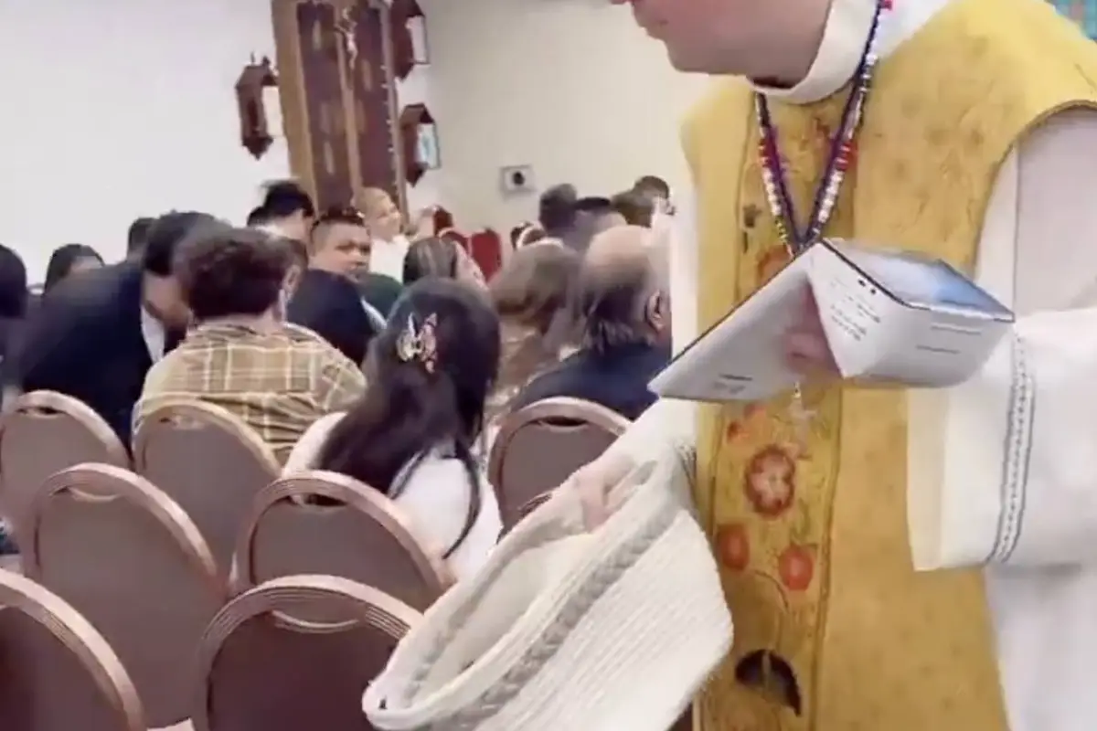 Sacerdote solicita ofrendas con terminal bancaria., Captura de pantalla video de X.