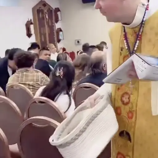 Sacerdote solicita ofrendas con terminal bancaria. ,Captura de pantalla video de X.