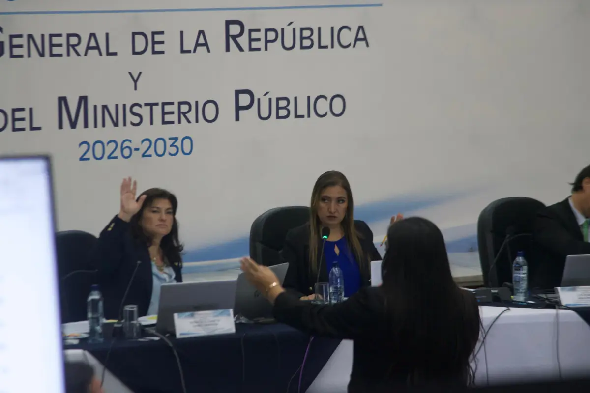 Reunión de la comisión de postulación para elección de fiscal general el lunes, 20 de abril de 2026, donde se realiza la votación para integrar la nómina de aspirantes que será enviada al presidente Bernardo Arévalo., Omar Solís/Emisoras Unidas