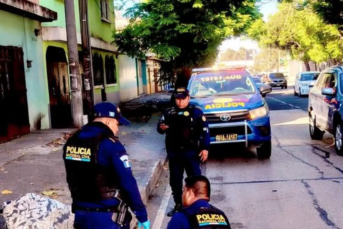 Los cuerpos fueron encontrados en la vía pública en un sector de la zona 12., PMT capitalina/Montejo