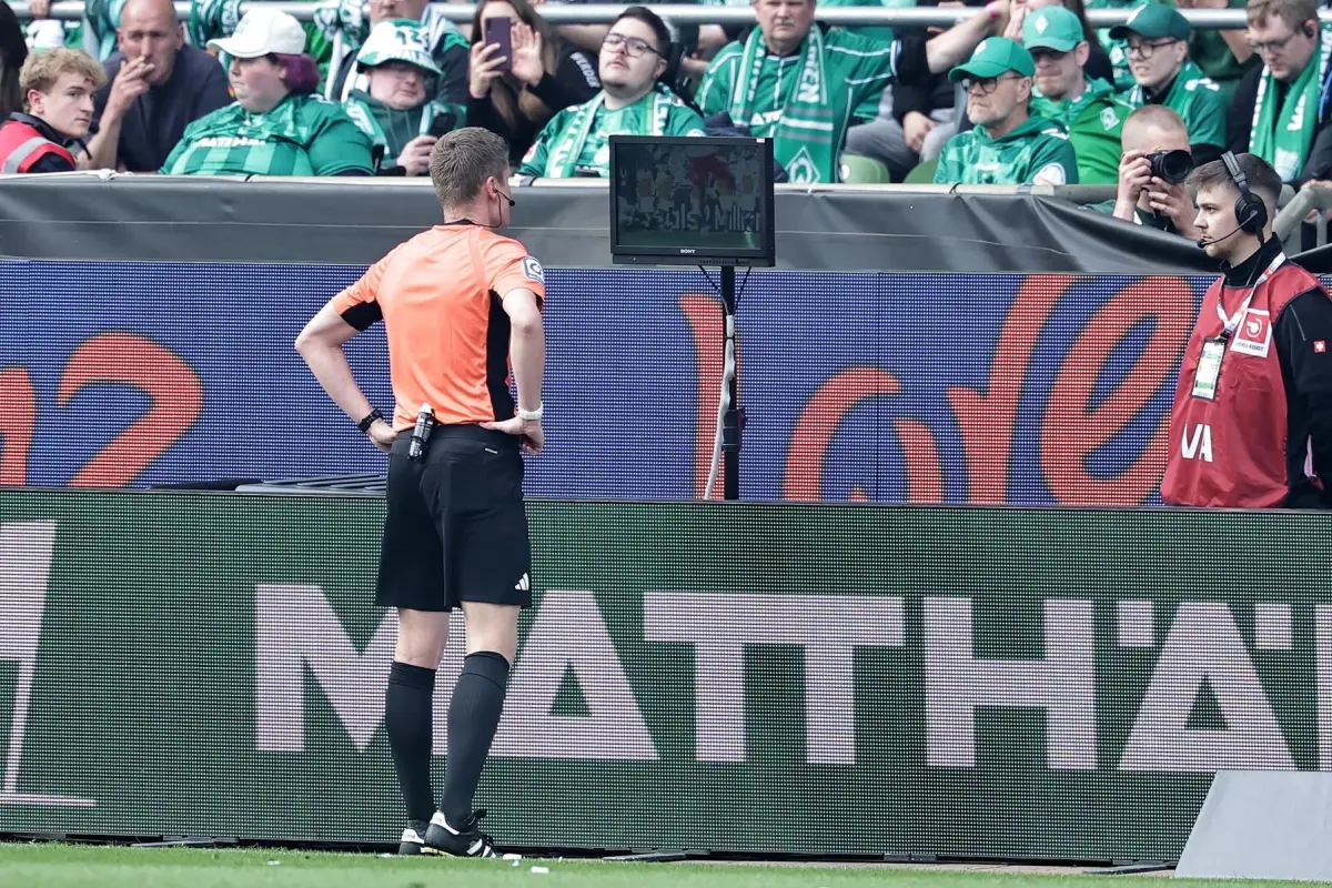 Un árbitro revisa una jugada en el monitor del videoarbitraje -VAR- - EFE