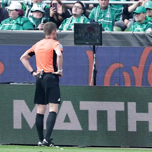 Un árbitro revisa una jugada en el monitor del videoarbitraje -VAR- - EFE