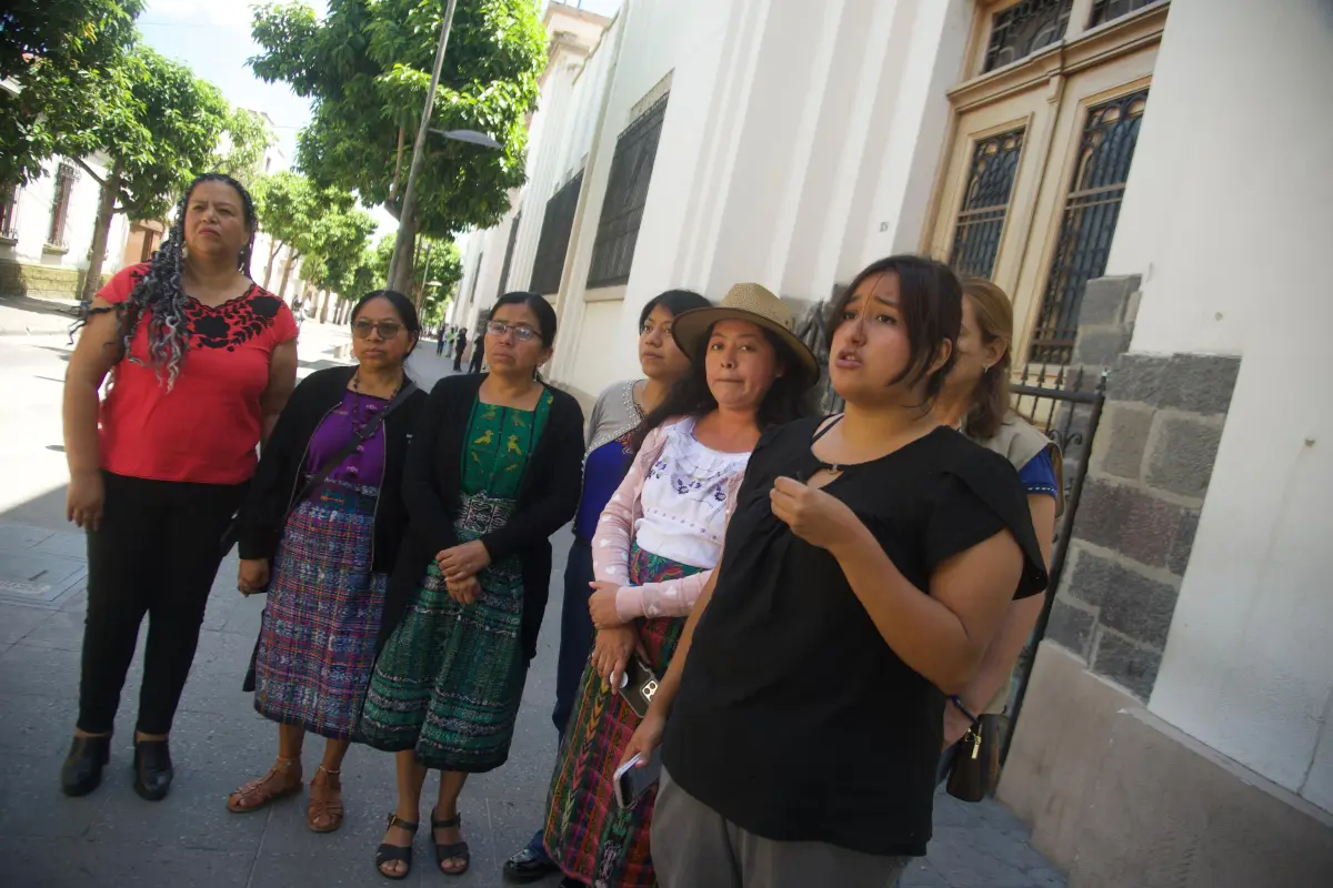 La Alianza de Mujeres y Mujeres Indígenas (AMMI) en conferencia de prensa que se realiza en las afueras de Casa Presidencial., Omar Solís/Emisoras Unidas
