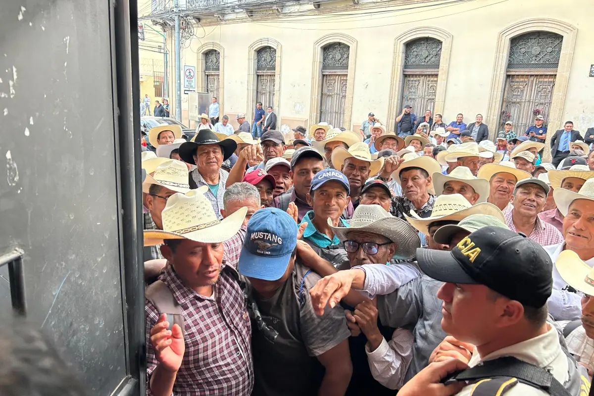 Veteranos militares bloquean los ingresos al Congreso, Foto Omar Solís