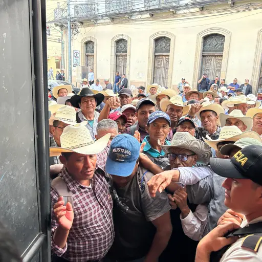 Veteranos militares bloquean los ingresos al Congreso ,Foto Omar Solís