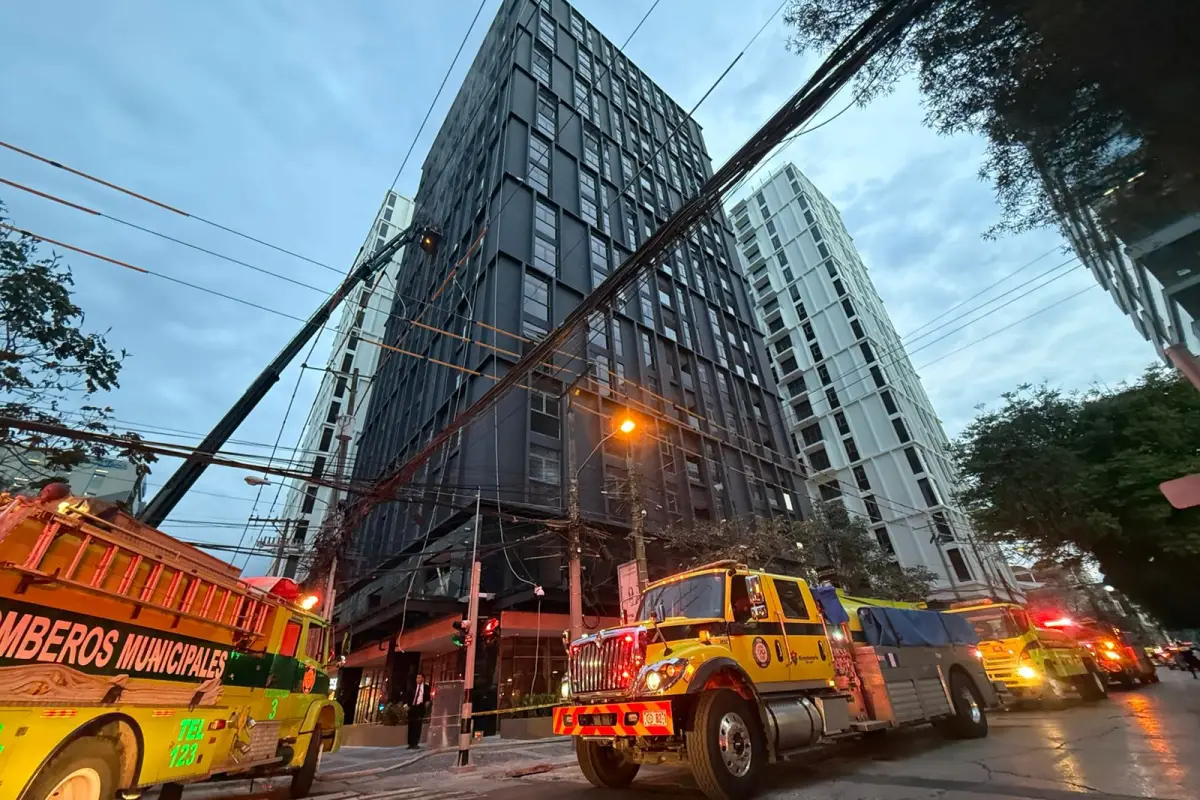 Bomberos controlaron el incendio en los niveles superiores del edificio., Foto Bomberos Municipales
