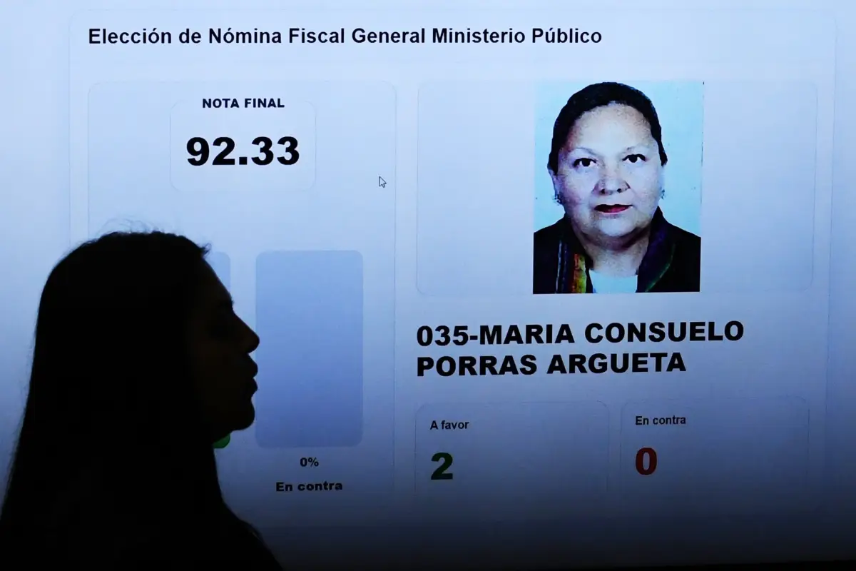 Consuelo Porras Argueta durante la revisión de los expedientes de los candidatos a fiscal general de la República, Foto EFE