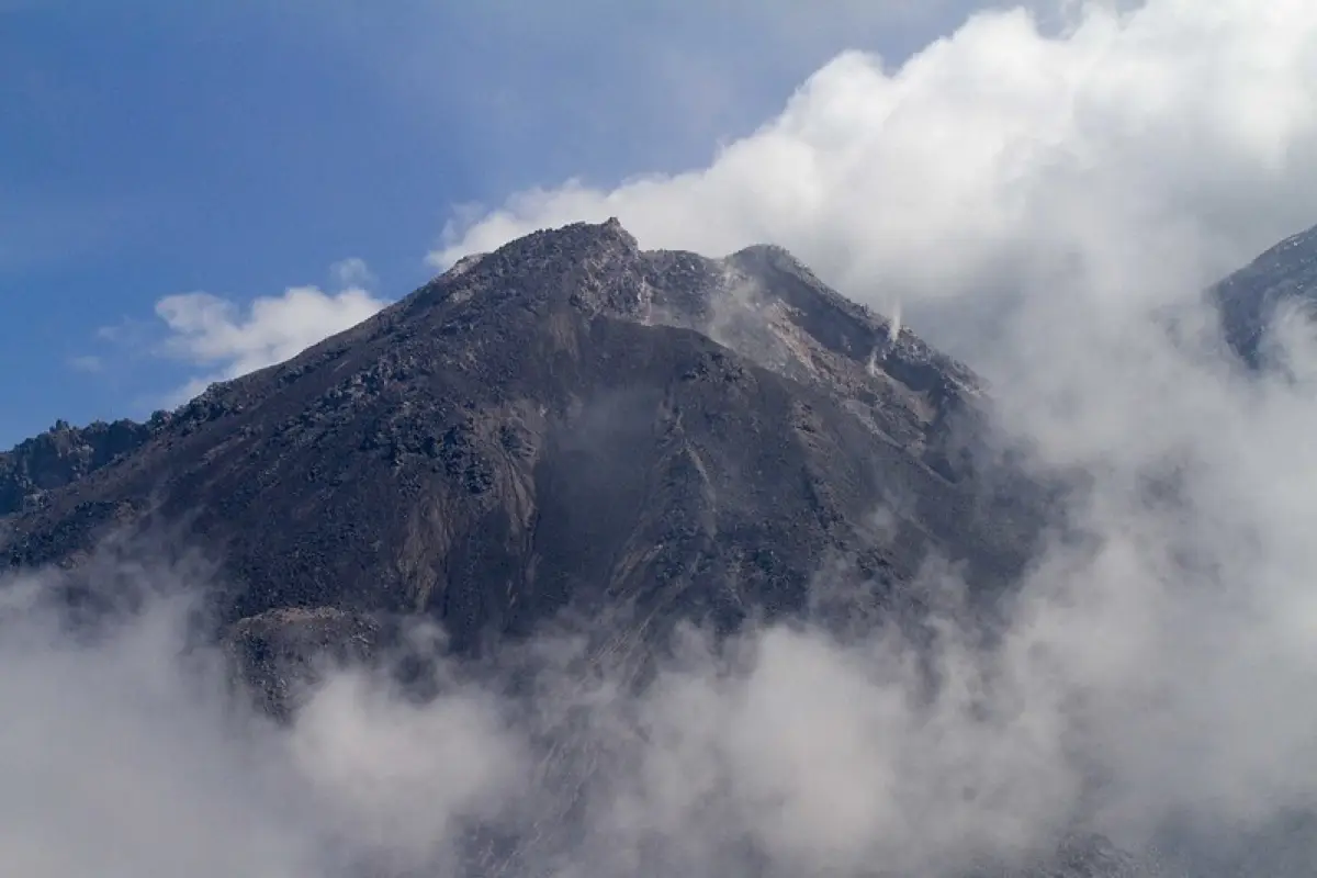 Actividad del volcán Santiaguito el martes 28 de abril de 2026. , Conred