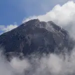 Volcán Santiaguito incrementa actividad; suspenden clases en áreas cercanast