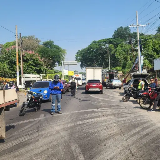 Congestionamiento generado por bloqueos de veteranos militares en Retalhuleu. ,Emisoras Unidas Departamentales