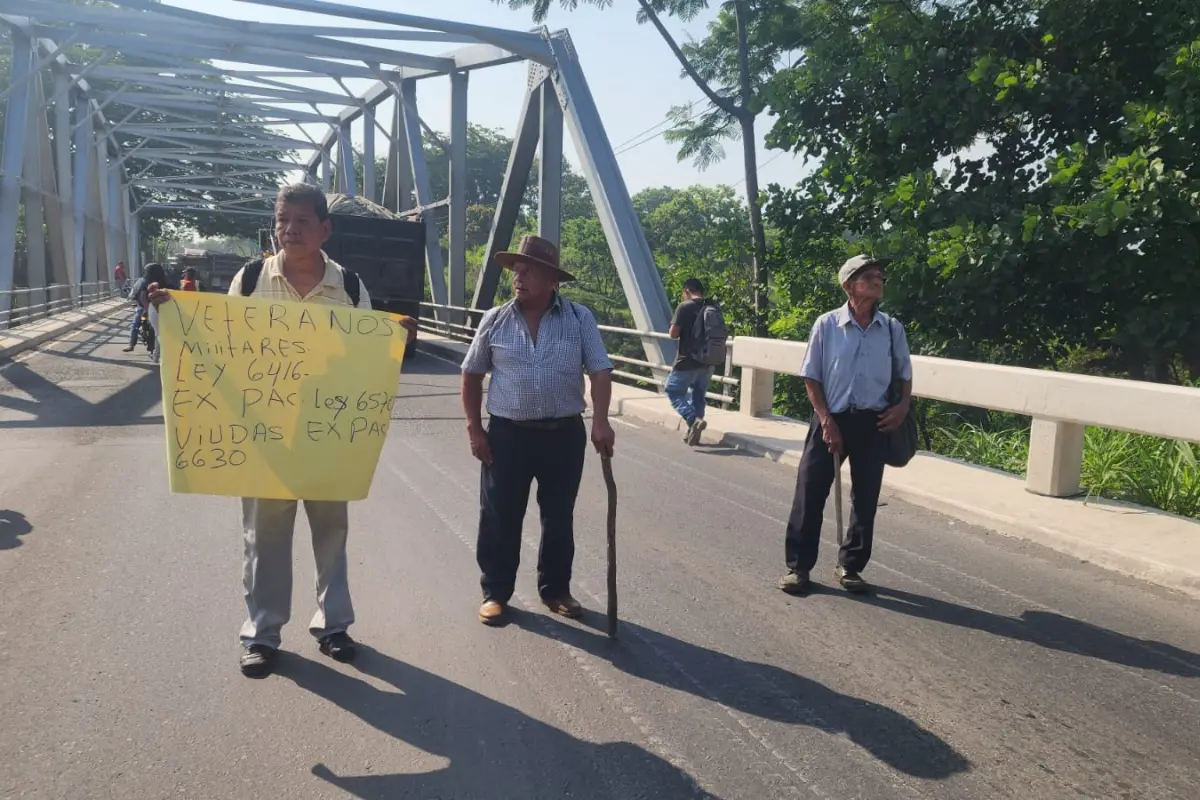 Grupos de veteranos militares mantienen un bloqueo en Retalhuleu., Emisoras Unidas Departamentales