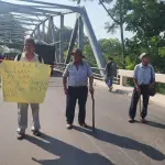 Veteranos militares bloquean carreterast