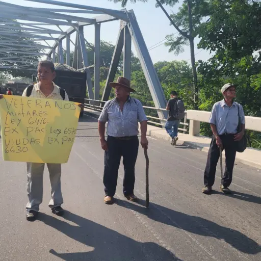 Grupos de veteranos militares mantienen un bloqueo en Retalhuleu. ,Emisoras Unidas Departamentales