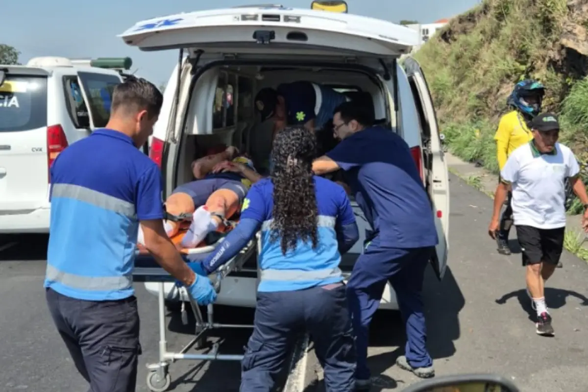 Ciclista es trasladado a un centro asistencial tras accidente en Vuelta Bantrab 2026