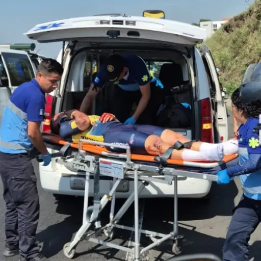 Ciclista afectado en accidente en Vuelta Bantrab 2026