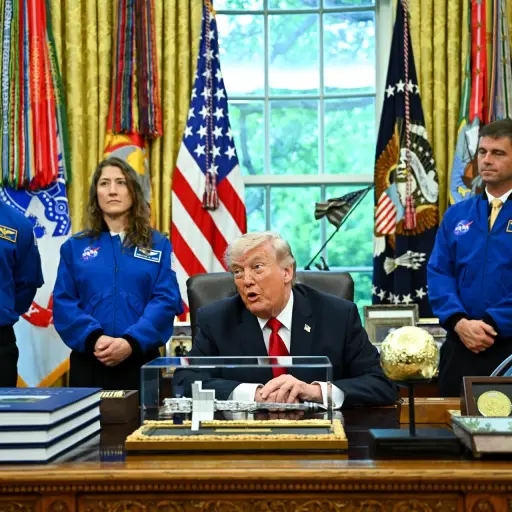 Trump recibe en la Casa Blanca a los astronautas de la misión Artemis II ,EFE