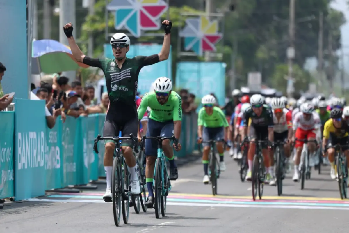 Kevin Castillo, ganador de la primera etapa de la Vuelta Bantrab 2026 - Federación de Ciclismo