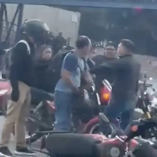 Dejan las motos tiradas y se van a golpes en la ruta al Pacífico. ,Captura de pantalla video de X.