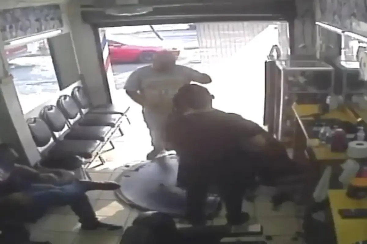 Así fue el asalto dentro de una barbería en San Cristóbal., Captura de pantalla video de X.
