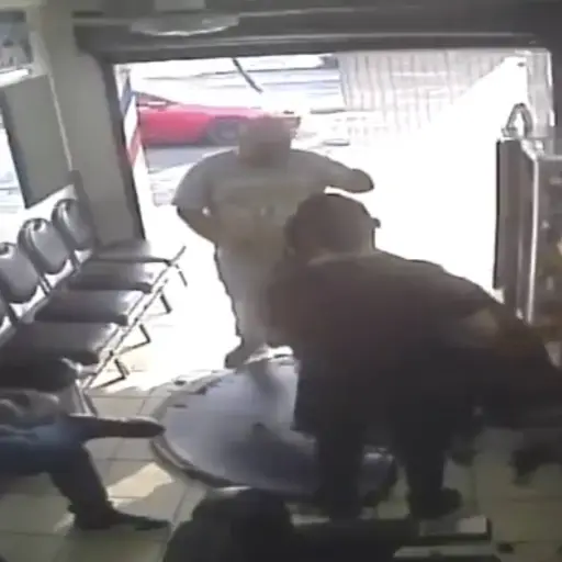 Así fue el asalto dentro de una barbería en San Cristóbal. ,Captura de pantalla video de X.