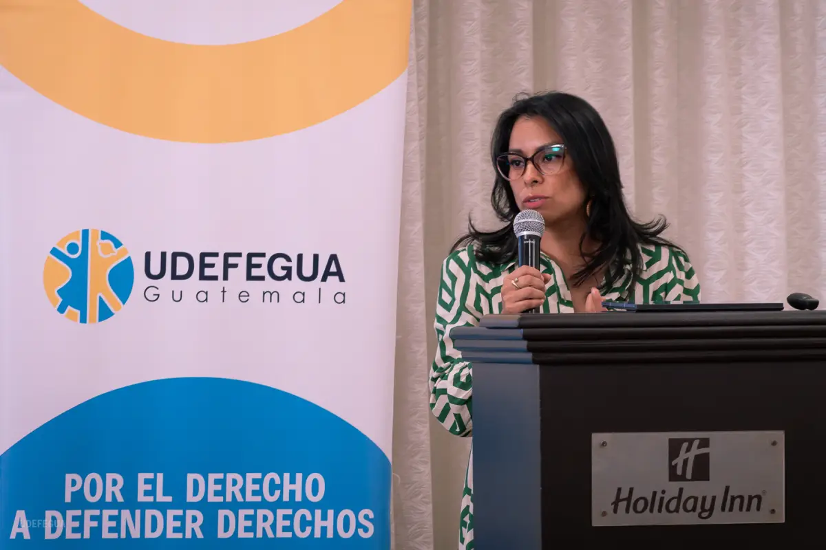 La coordinadora general de la Unidad de Protección a Defensoras y Defensores de Derechos Humanos en Guatemala (Udefegua), Brenda Guillén, habla durante la presentación del informe sobre la situación de defensores de derechos humanos., FOTO EFE