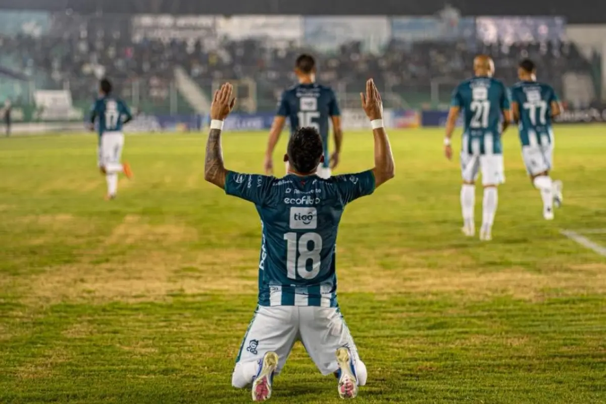 Óscar Santis celebrando su gol ante su exequipo, el Comunicaciones 