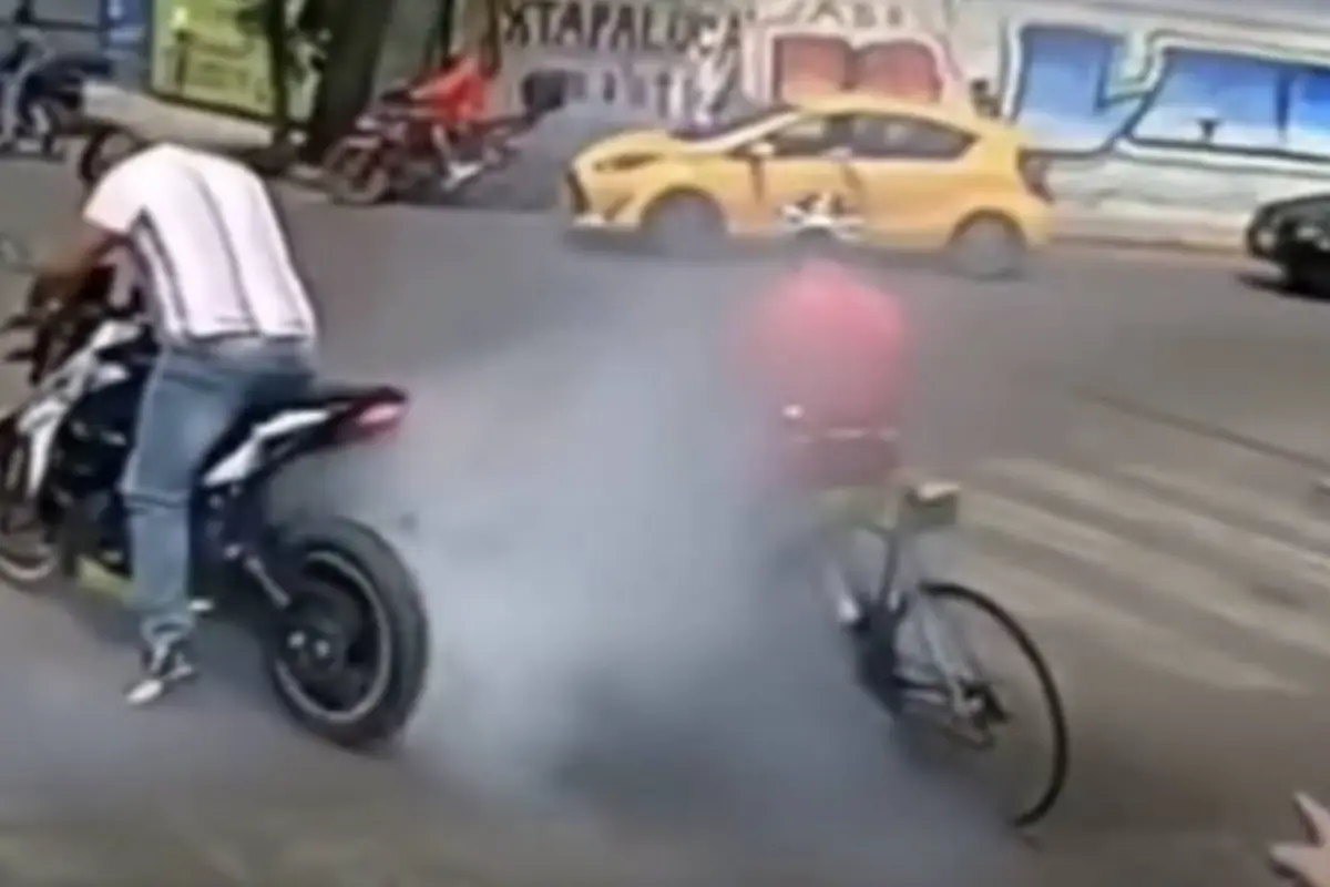 Motorista que agrede a ciclista en semáforo en rojo., Captura de pantalla video de X.