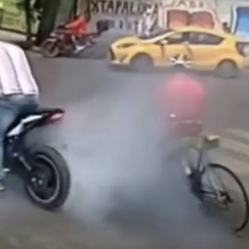 Motorista que agrede a ciclista en semáforo en rojo. ,Captura de pantalla video de X.