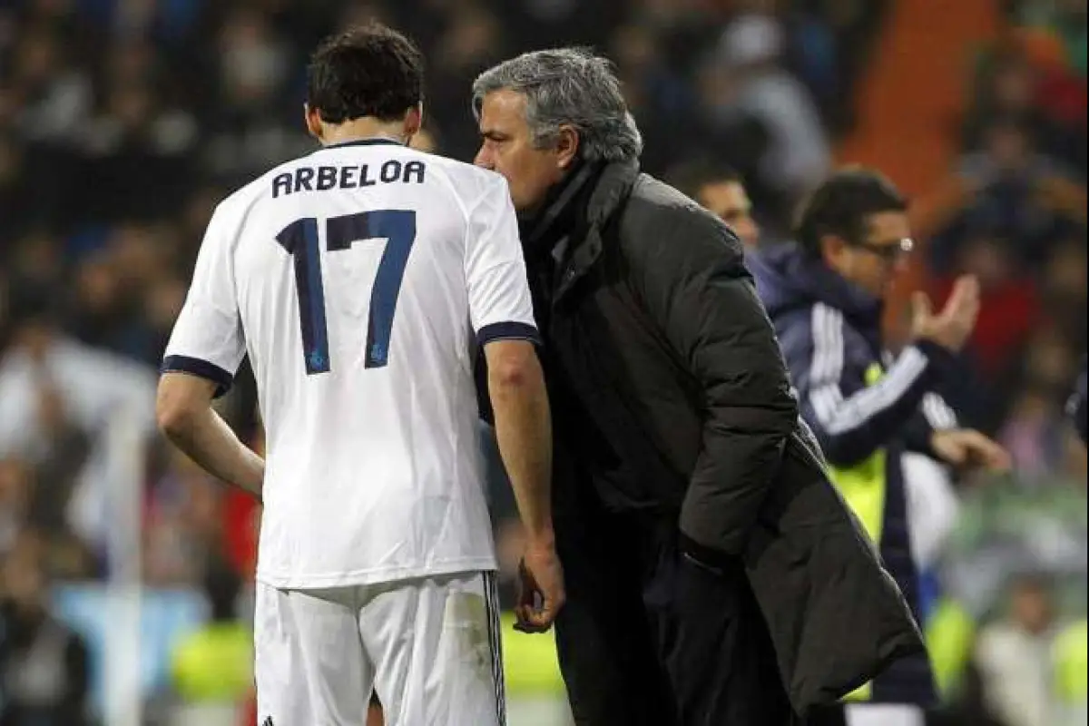 Mourinho le da indicaciones a Arbeloa en un partido del Real Madrid - EFE