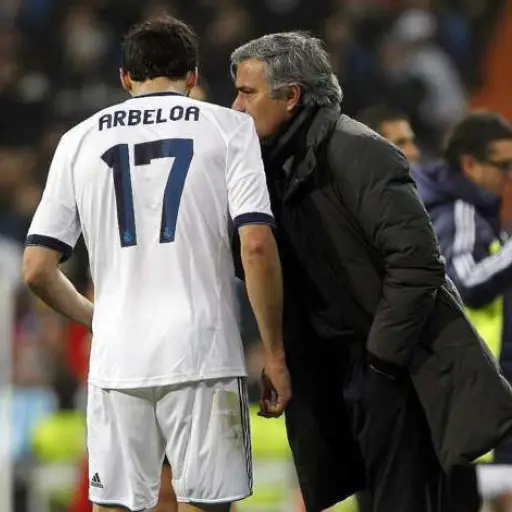 Mourinho le da indicaciones a Arbeloa en un partido del Real Madrid - EFE