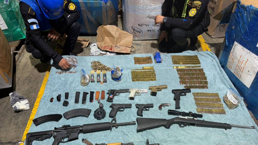 Autoridades contabilizan las armas y municiones en Santo Tomás de Castilla. | PNC de Guatemala
