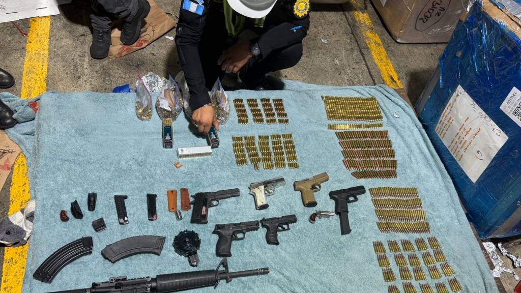 Autoridades contabilizan las armas y municiones en Santo Tomás de Castilla. | PNC de Guatemala
