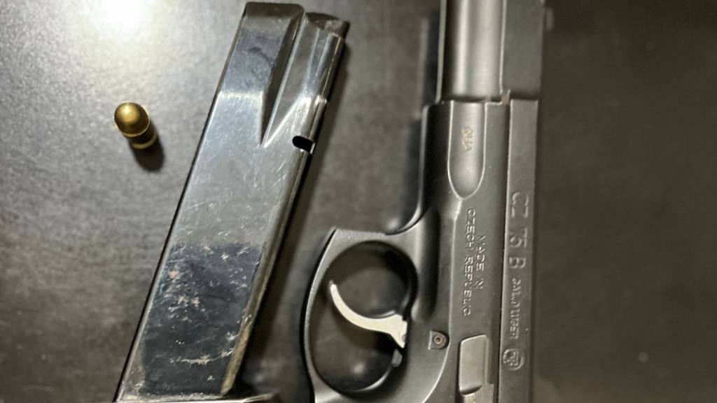 Una pistola con cargador fue decomisada en El Carmen, Santa Catarina Pinula. | PNC de Guatemala