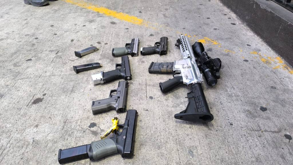 Los hombres detenidos en Amatitlán portaban este armamento, con la licencia respectiva. | PNC de Guatemala.