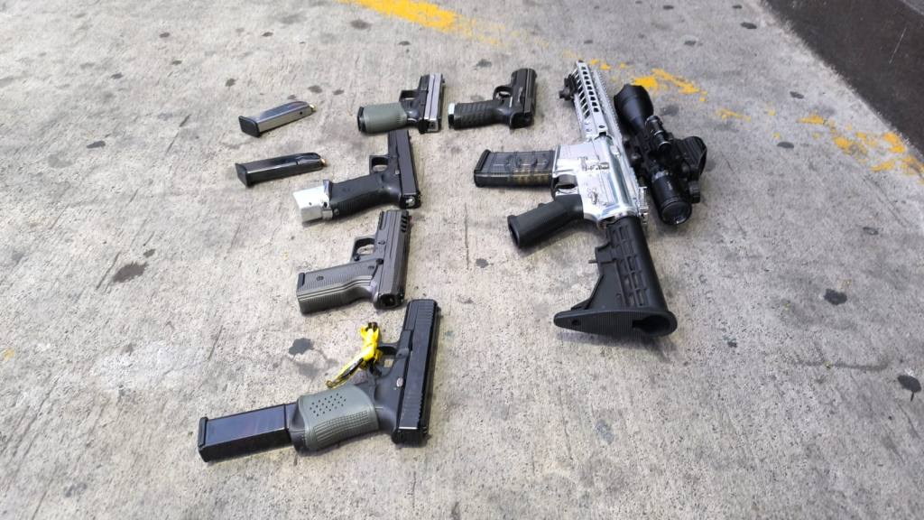 Los hombres detenidos en Amatitlán portaban este armamento, con la licencia respectiva. | PNC de Guatemala.