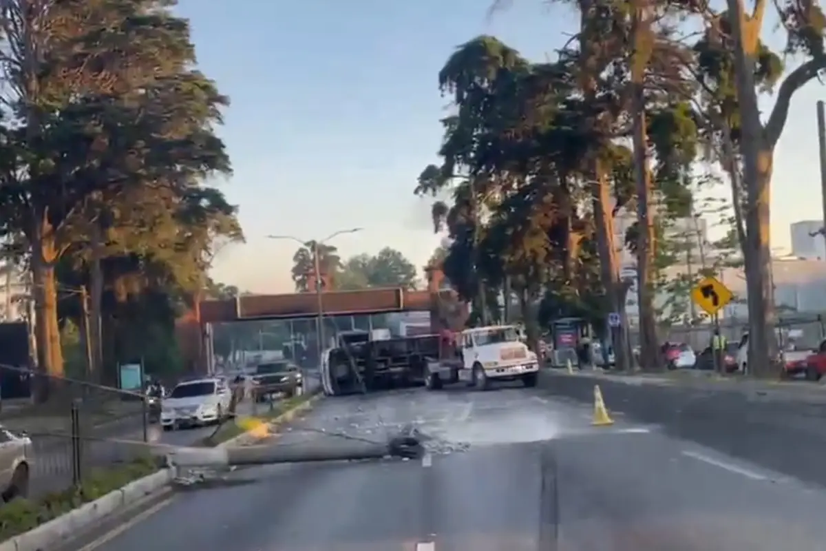 El percance causó el derribo de un poste de concreto en la ruta a El Salvador., Captura de pantalla.