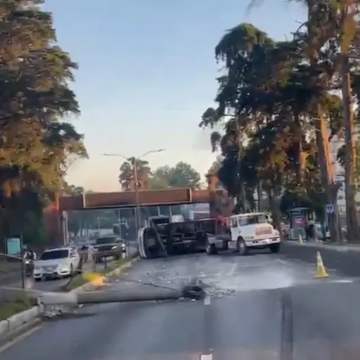 El percance causó el derribo de un poste de concreto en la ruta a El Salvador. ,Captura de pantalla.