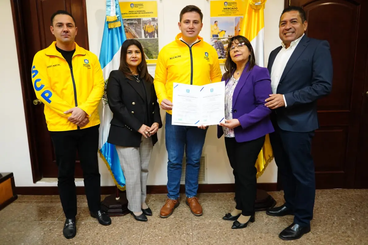Autoridades de la Municipalidad de Santa Catarina Pinula recibieron la certificación., Municipalidad de Santa Catarina Pinula