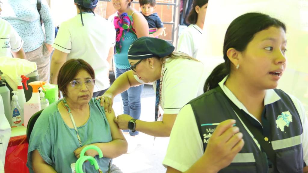 Lanzan programa de vacunación en contra del sarampión | Alex Meoño
