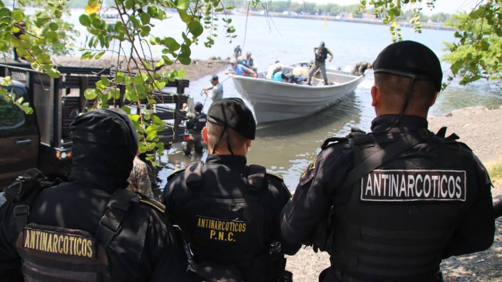 Interceptan lancha y capturan seis presuntos narcotraficantes | PNC de Guatemala