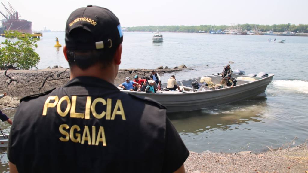 Interceptan lancha y capturan seis presuntos narcotraficantes | PNC de Guatemala