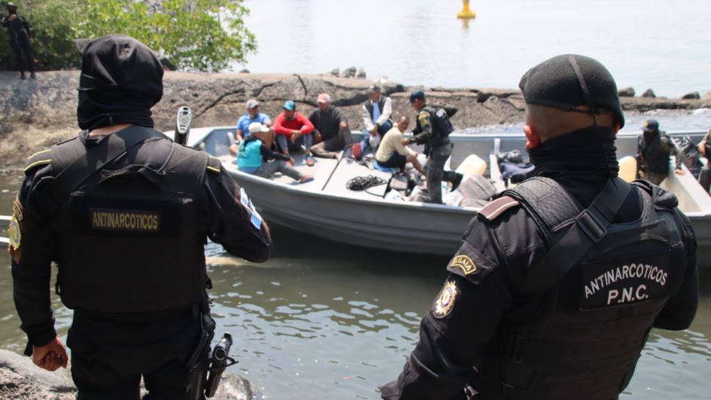 Interceptan lancha y capturan seis presuntos narcotraficantes | PNC de Guatemala