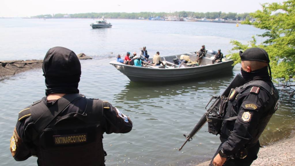 Interceptan lancha y capturan seis presuntos narcotraficantes | PNC de Guatemala