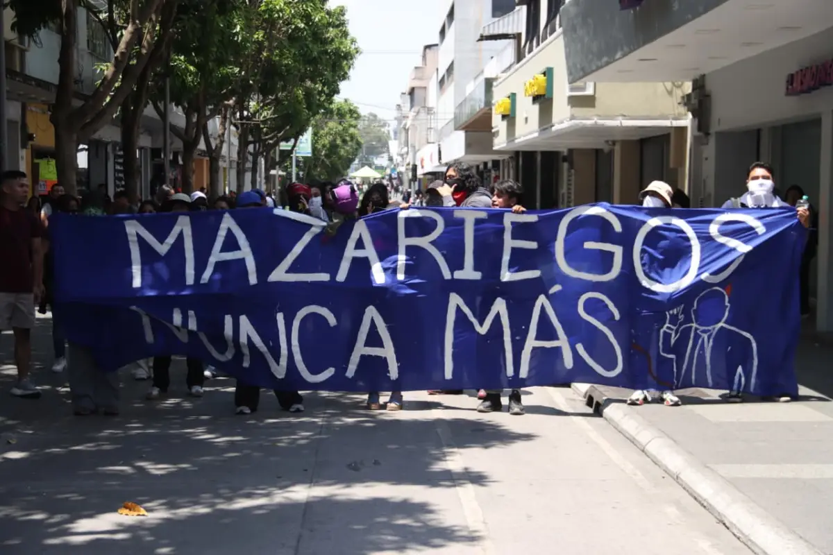 Los estudiantes avanzaron por el Paseo de la Sexta hasta la sede del Ministerio Público. , Alex Meoño 