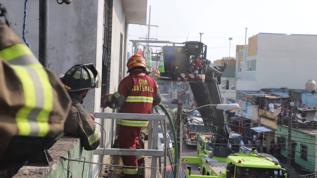 Incendios estructurales consumen habitaciones de dos viviendas | Bomberos Municipales
