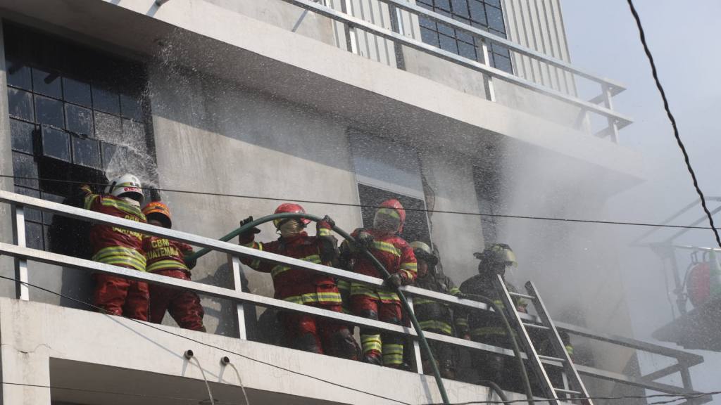 Incendios estructurales consumen habitaciones de dos viviendas | Bomberos Municipales