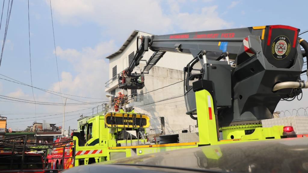 Incendios estructurales consumen habitaciones de dos viviendas | Bomberos Municipales