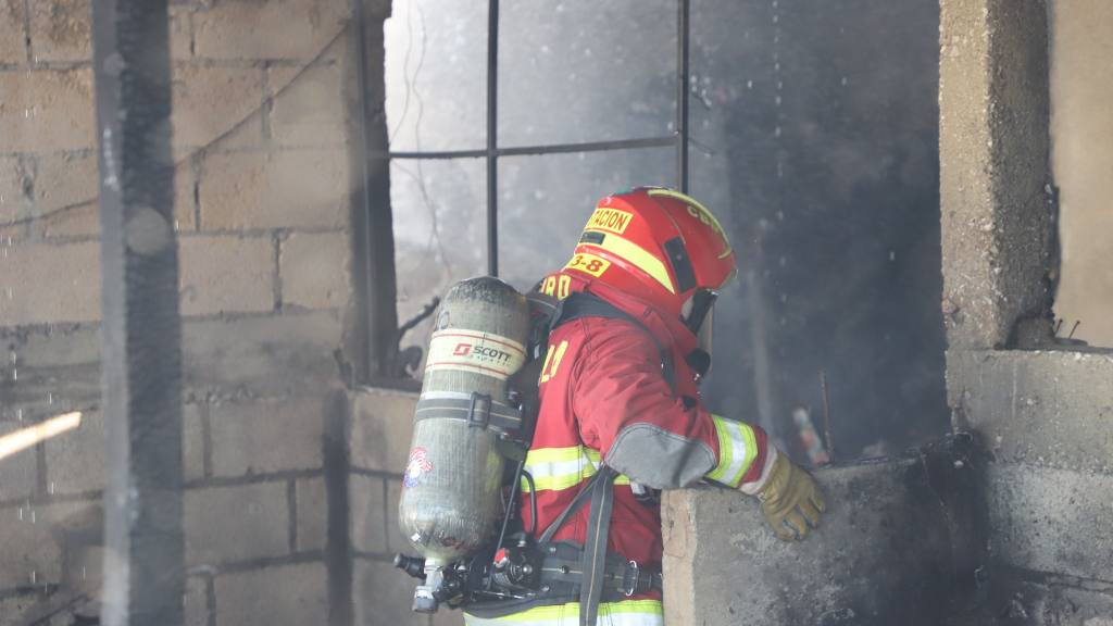 Incendios estructurales consumen habitaciones de dos viviendas | Bomberos Municipales