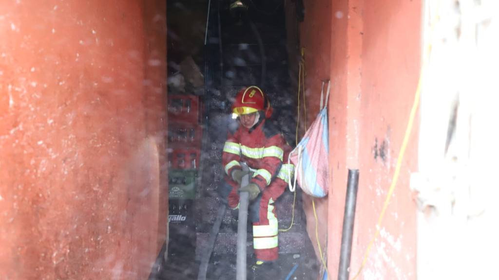 Incendios estructurales consumen habitaciones de dos viviendas | Bomberos Municipales